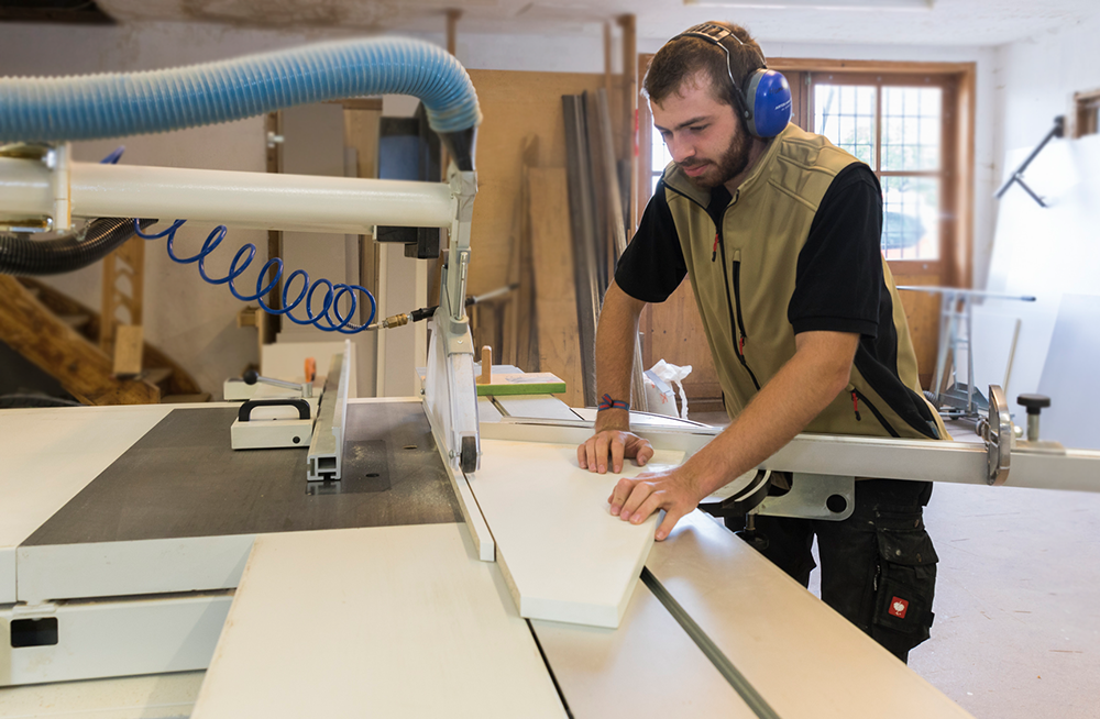 Handwerker bei der Bearbeitung eines Werkstücks