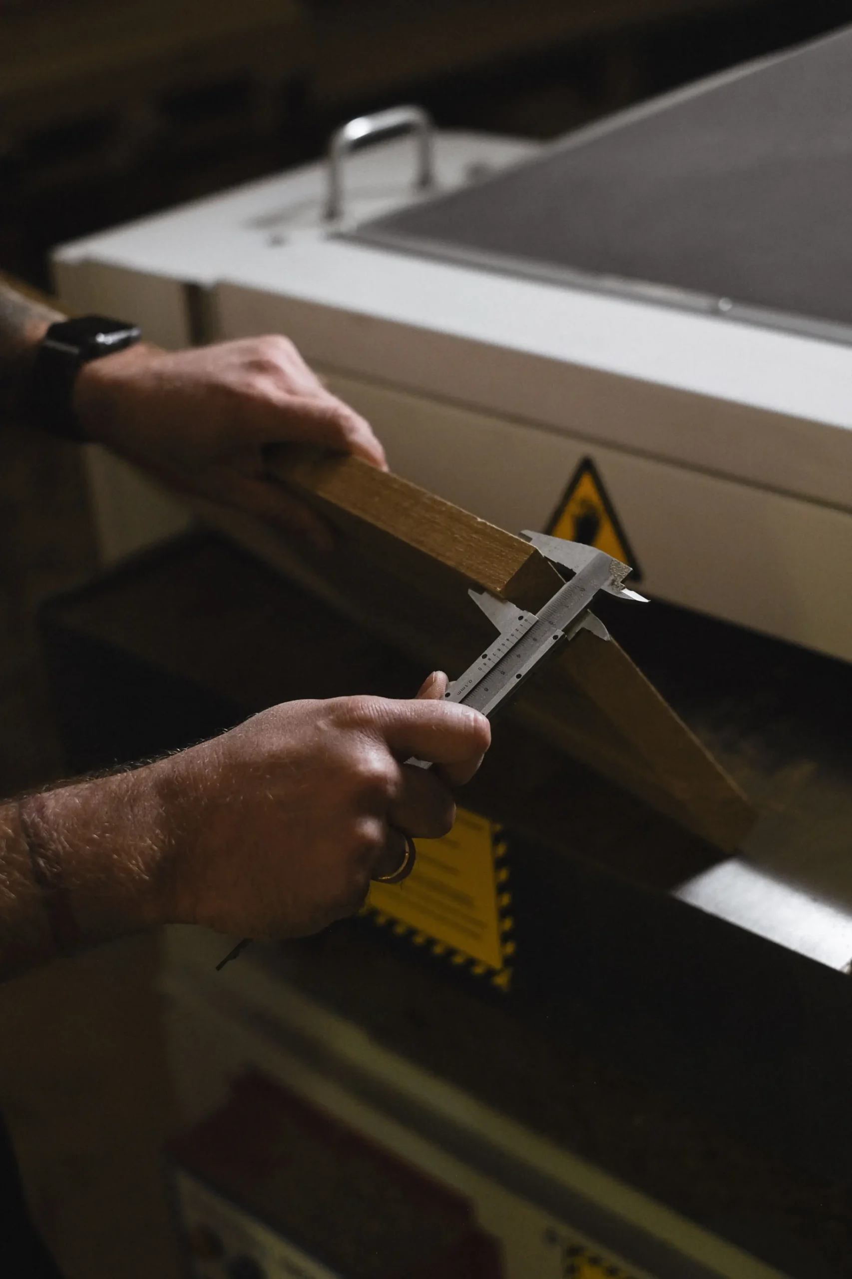 Präzisionsmessung an einem Holzbauteil